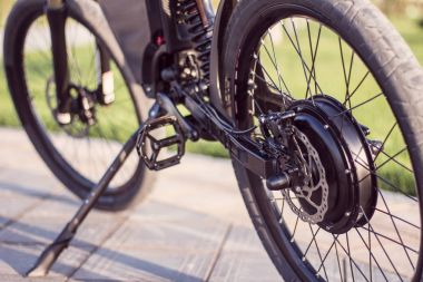 Elektrikli bisiklet motor tekerlek yakın çekim pedal ve arka amortisör ile