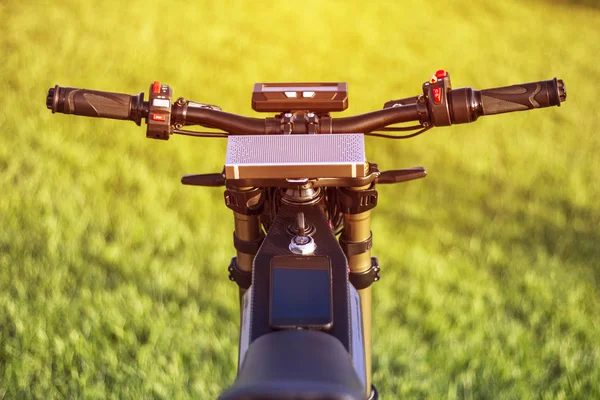 Volante bicicleta elétrica com monitor e garfo de suspensão — Fotografia de Stock