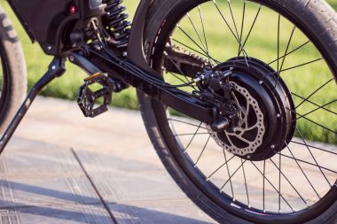 Elektrikli bisiklet motor tekerlek yakın çekim pedal ve arka amortisör ile