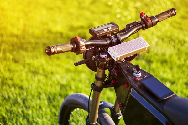 Sepeda listrik roda kemudi dengan garpu monitor dan suspensi — Stok Foto