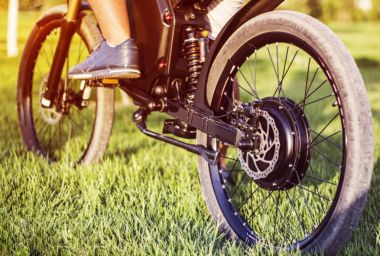 Elektrikli bisiklet üzerinde oturan adam motorcu