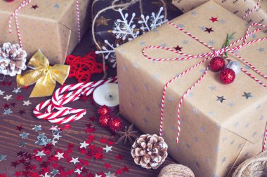 Noel tatil hediye kutusu çam kozalakları ile dekore edilmiş şenlikli tabloda baston fındık candy ve yıldız ahşap zemin üzerine ışıltı