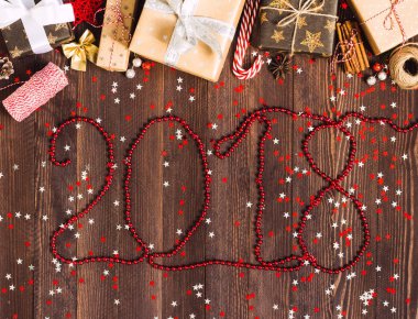 Yazıt kırmızı ile 2018 yeni yıl Noel tatil hediye kutusu boncuk