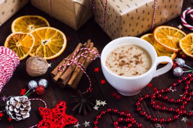 Noel tatil kahve Kupası dekore edilmiş şenlikli masaya içki hediye kutusu