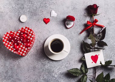 Sevgililer günü Düğün Nişan Yüzük kutusu kırmızı gül hediye fincan kahve ile evlenmek