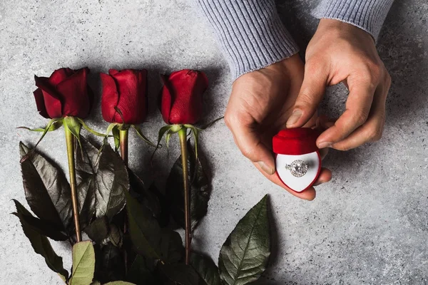 Día de San Valentín romántico hombre mano celebración anillo de compromiso en caja — Foto de Stock