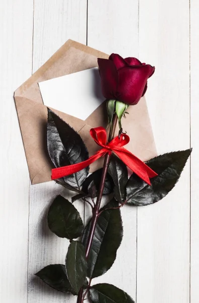 Alla hjärtans dag kuvertet kärleksbrev med gratulationskort mödrar dag röd ros — Stockfoto