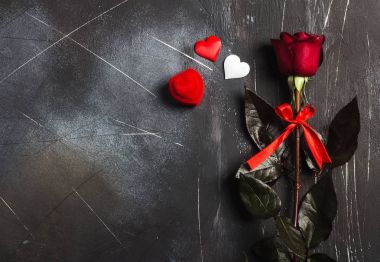 Sevgililer günü düğün nişan yüzüğü kutusunda kırmızı gül hediye ile evlenmek