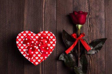 Hediye kutusu kalp şekli sürpriz Sevgililer günü kadın anneler günü kırmızı gül