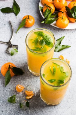 Açık renkli gözlük mandalina suyu