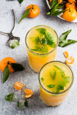 Açık renkli gözlük mandalina suyu