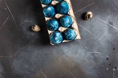 Karton Ambalaj el tarafından mavi renkte boyalı Paskalya yumurtaları