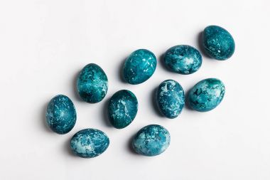 Paskalya yumurtaları izole el tarafından beyaz zemin üzerine mavi renkte boyalı