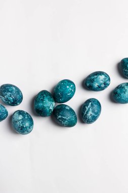 Paskalya yumurtaları izole el tarafından beyaz zemin üzerine mavi renkte boyalı