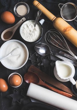 Yemek pişirmek için mutfak malzemeleri pişirme hazırlık