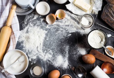 Yemek pişirmek için mutfak malzemeleri pişirme hazırlık
