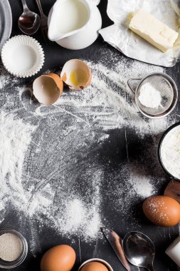 Yemek pişirmek için mutfak malzemeleri pişirme hazırlık