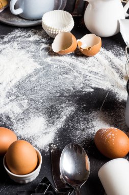 Yemek pişirmek için mutfak malzemeleri pişirme hazırlık