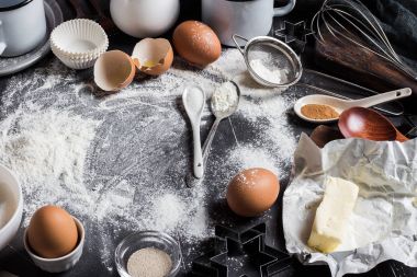 Yemek pişirmek için mutfak malzemeleri pişirme hazırlık