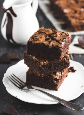 Çikolatalı browni kek parça yığın üzerinde plaka ev yapımı hamur işleri