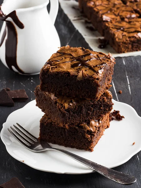 Çikolatalı browni kek parça yığın plaka ev yapımı hamur işleri tatlı pişirme