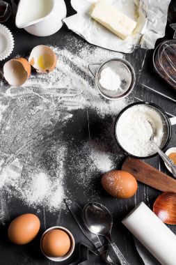 Yemek pişirmek için mutfak malzemeleri pişirme hazırlık