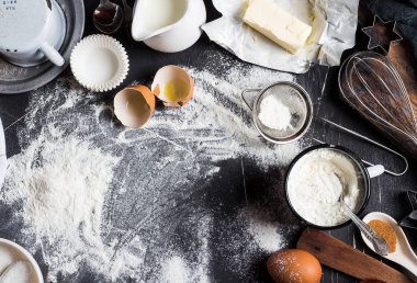 Yemek pişirmek için mutfak malzemeleri pişirme hazırlık