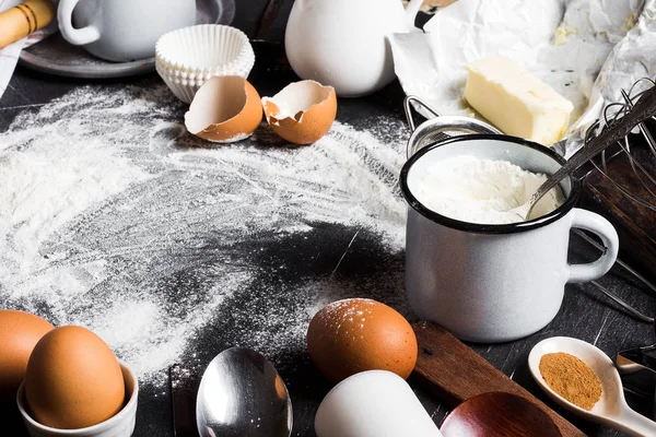 Yemek pişirmek için mutfak malzemeleri pişirme hazırlık