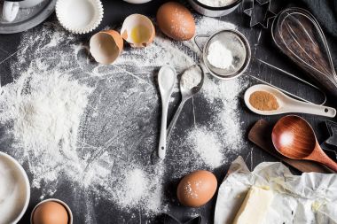 Yemek pişirmek için mutfak malzemeleri pişirme hazırlık