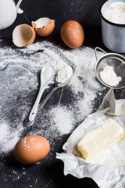 Yemek pişirmek için mutfak malzemeleri pişirme hazırlık