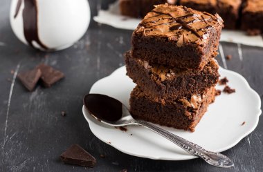 Çikolatalı browni kek parça yığın üzerinde plaka ev yapımı hamur işleri