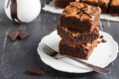 Çikolatalı browni kek parça yığın üzerinde plaka ev yapımı hamur işleri