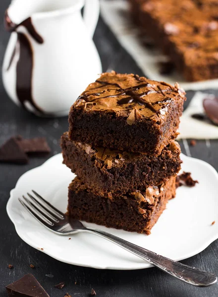 Bolo de chocolate brownie pilha pedaço em prato doces caseiros — Fotografia de Stock