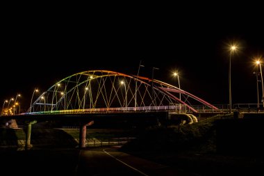 Gece manzarası. Köprünün altı çizili. Köprü, sonbahar, gece. Geçmişi. Güzel bir şehir..