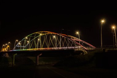 Gece manzarası. Köprünün altı çizili. Köprü, sonbahar, gece. Geçmişi. Güzel bir şehir..