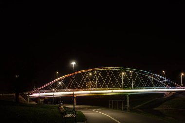 Gece manzarası. Köprünün altı çizili. Köprü, sonbahar, gece. Geçmişi. Güzel bir şehir..