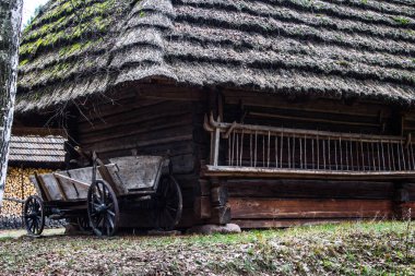 Eski bir evin arka planında eski bir el arabası. Arkaplan.