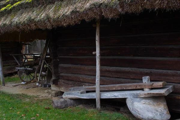 Eski bir evin arka planında eski bir el arabası. Arkaplan.