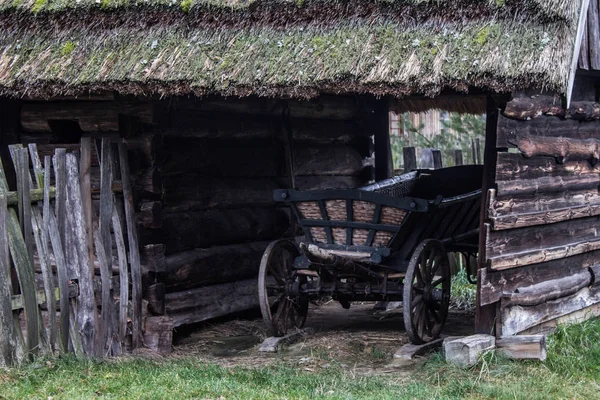 Eski bir evin arka planında eski bir el arabası. Arkaplan.