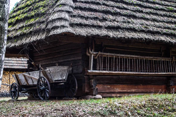 Eski bir evin arka planında eski bir el arabası. Arkaplan.
