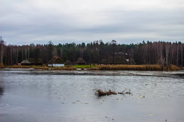 Oud Dorp Huizen Met Rieten Dak Prachtig Landschap — Stockfoto