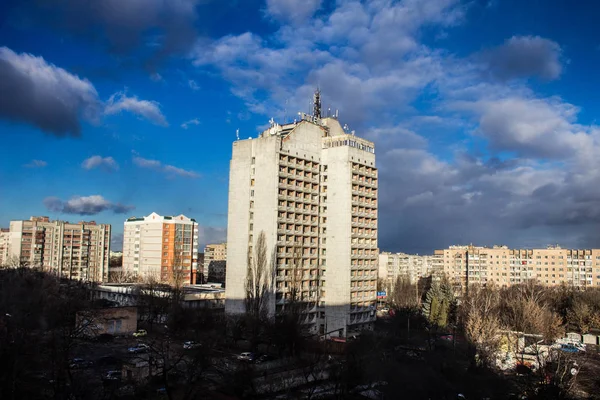 Šedé Město Výškovými Budovami Jasná Obloha Mraky Městě — Stock fotografie