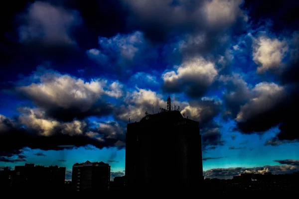 Yüksek Binaları Olan Gri Bir Şehir Parlak Gökyüzü Bulutlarla Kaplı — Stok fotoğraf