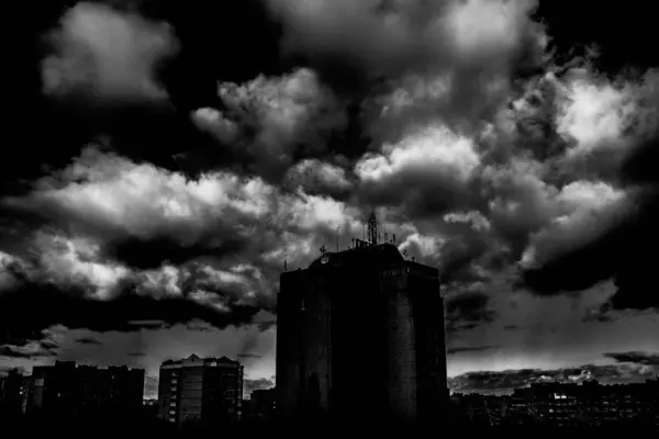 Cidade Cinzenta Com Edifícios Altos Céu Brilhante Com Nuvens Cidade — Fotografia de Stock