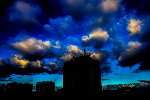 Yüksek Binaları Olan Gri Bir Şehir Parlak Gökyüzü Bulutlarla Kaplı — Stok fotoğraf