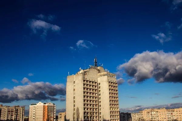 Szare Miasto Wieżowcami Jasne Niebo Chmurami Nad Miastem — Zdjęcie stockowe