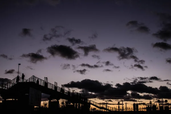 Estación Atardecer Puente Sobre Ferrocarril —  Fotos de Stock