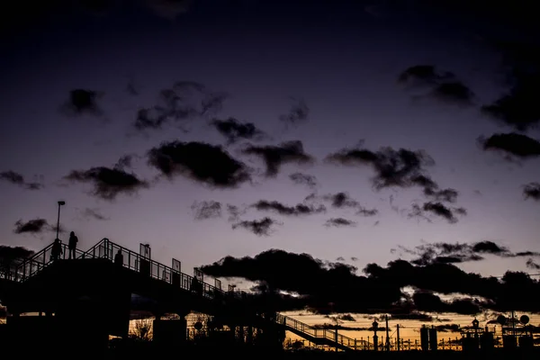 Estación Atardecer Puente Sobre Ferrocarril — Foto de Stock