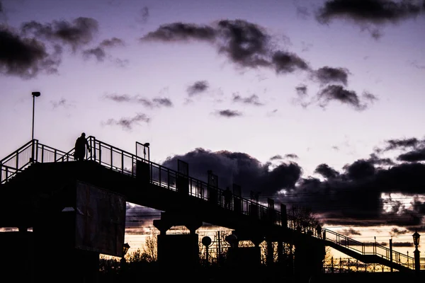 Σταθμός Στο Ηλιοβασίλεμα Γέφυρα Πάνω Από Σιδηρόδρομο — Φωτογραφία Αρχείου