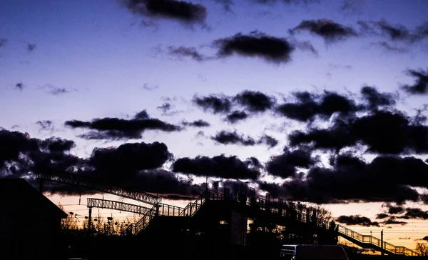 Gün Batımında Istasyon Demiryolu Üzerindeki Köprü — Stok fotoğraf